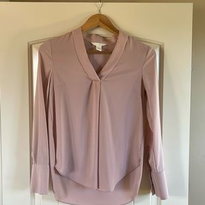 H&M Blouse. Silky w/ beautiful drape, Vneck, dropped hem in the back. Sz 0
